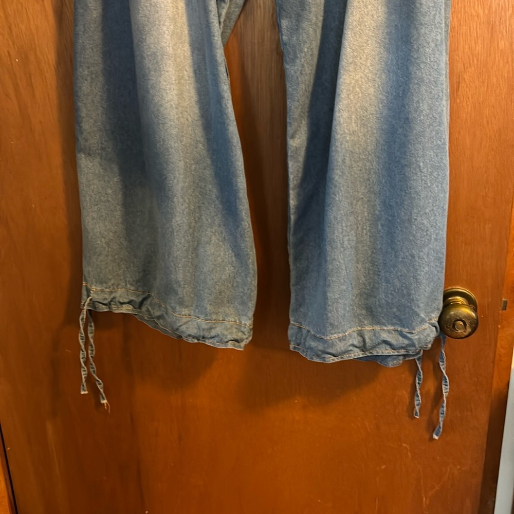 Bohemian style bleach, jeans pie at the ankles